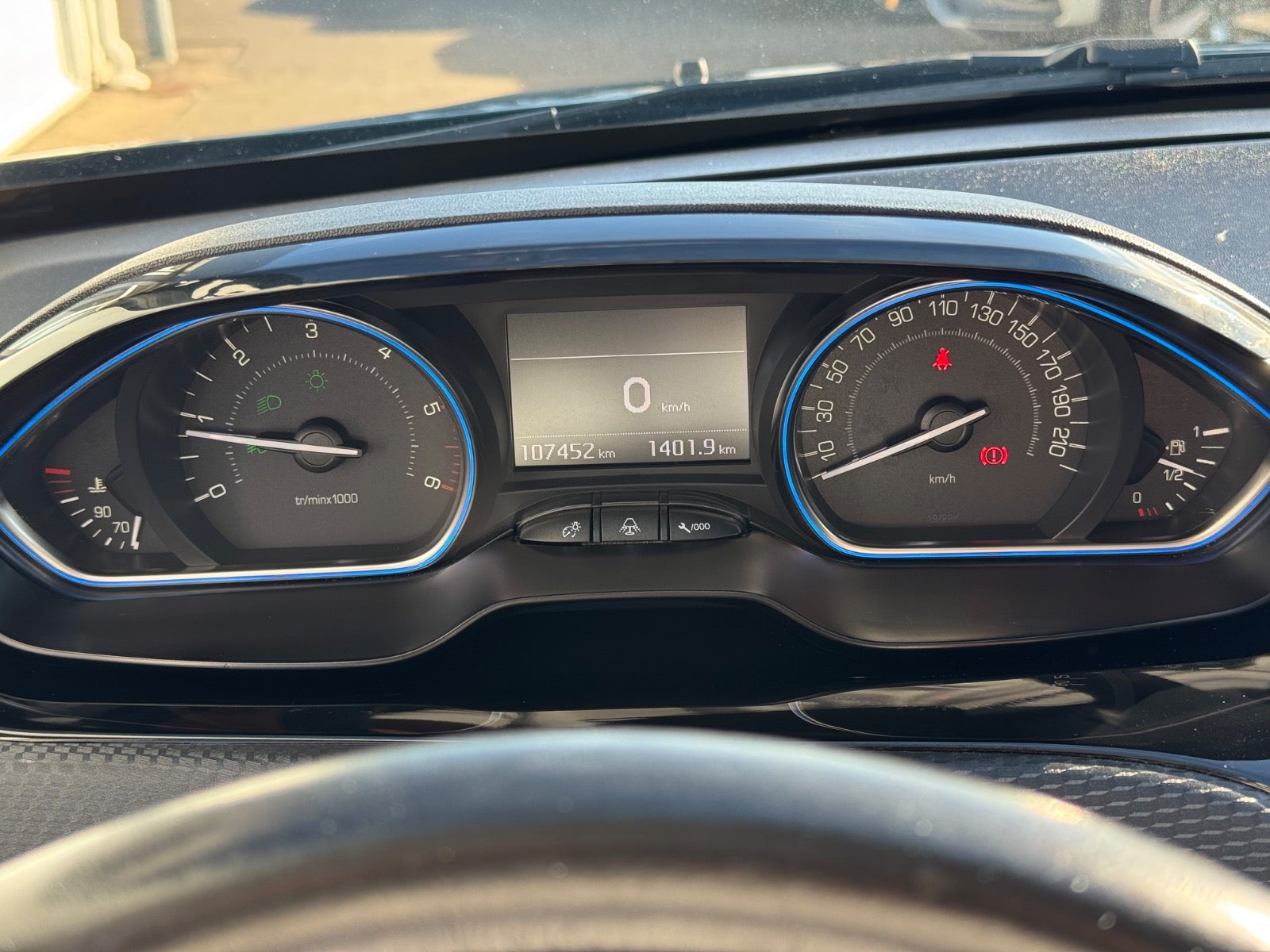 Billede af Peugeot 2008 1,6 BlueHDi 100 Allure Sky