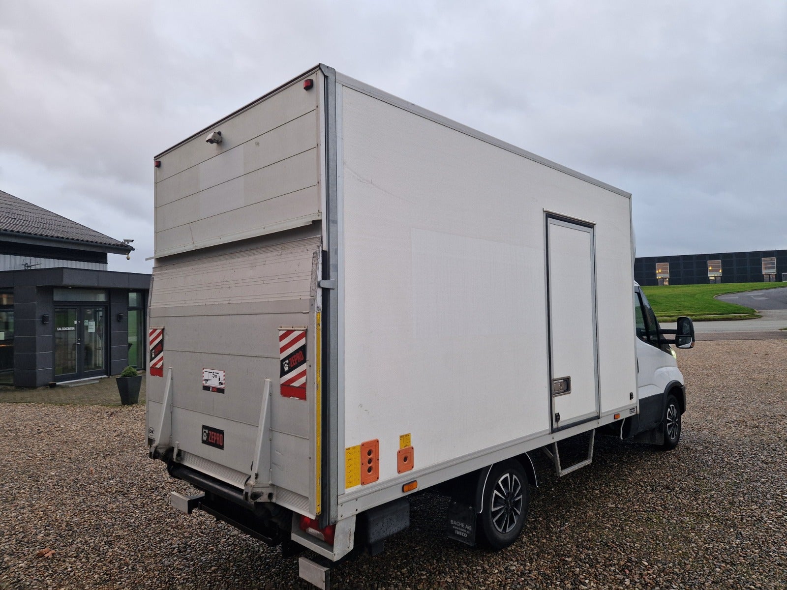 Billede af Iveco Daily 2,3 35S16 Alukasse m/lift AG8