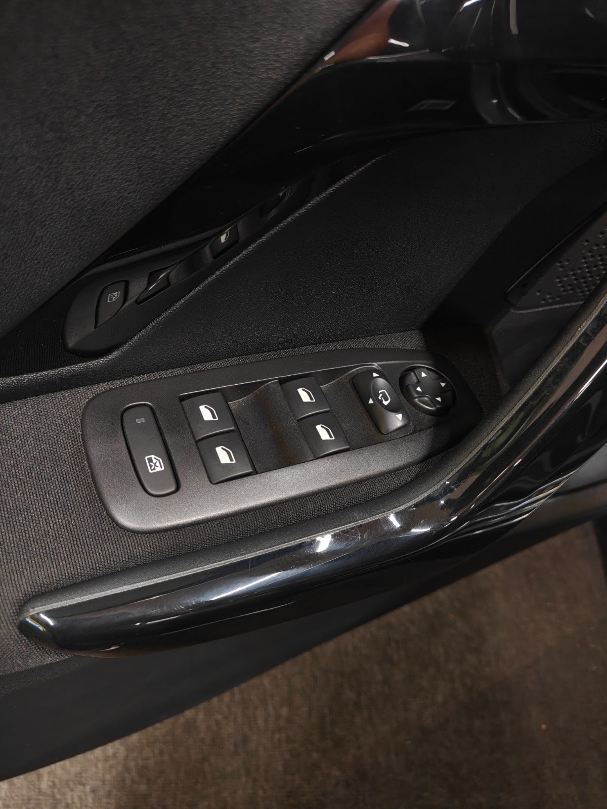 Billede af Peugeot 208 1,6 BlueHDi 100 Allure Sky