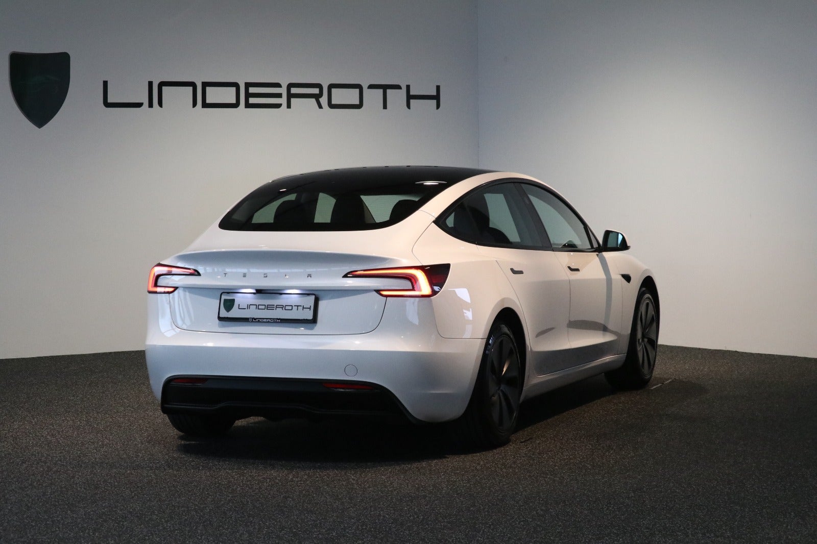 Tesla Model 3 RWD 4d - 2