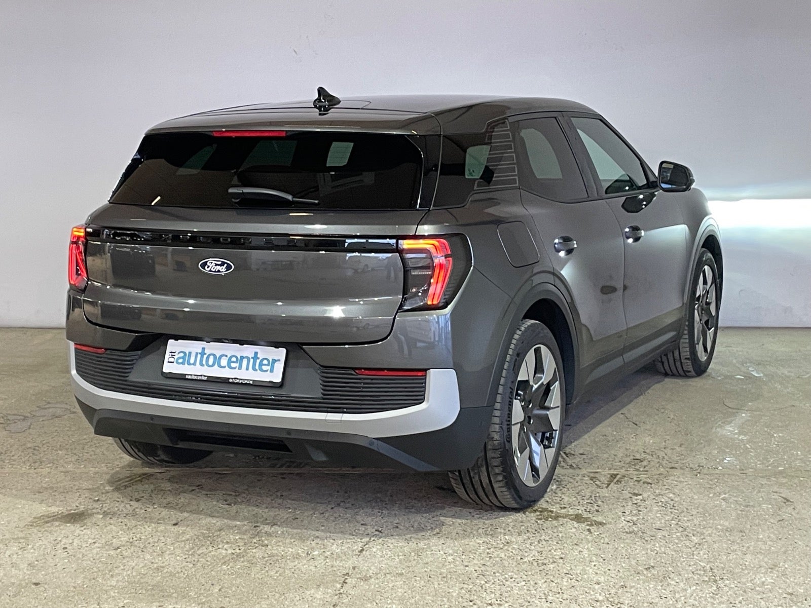 Ford Explorer Premium Extended Range