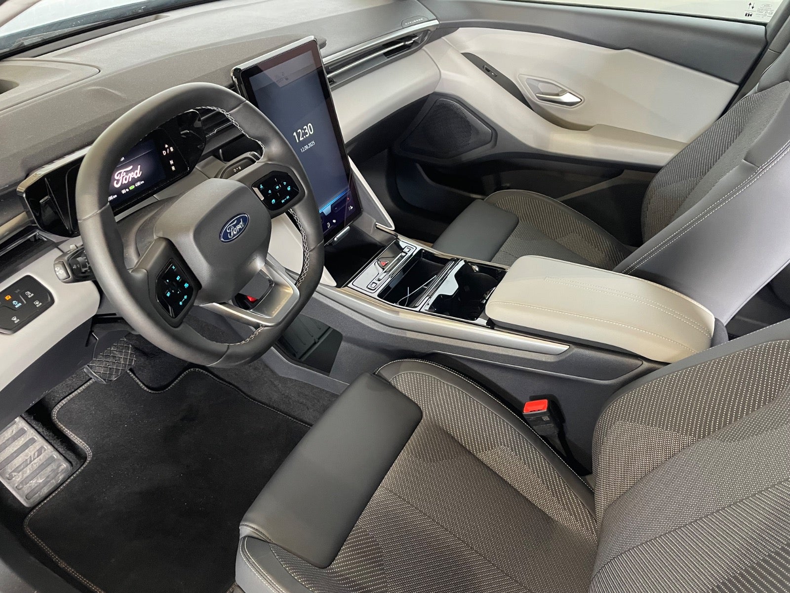 Ford Explorer Select Extended Range