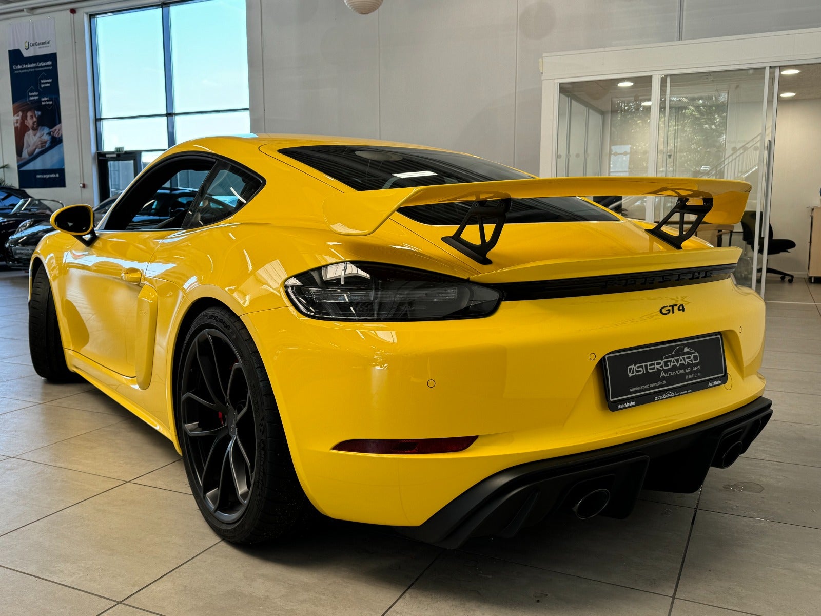 Porsche 718 Cayman GT4 2023