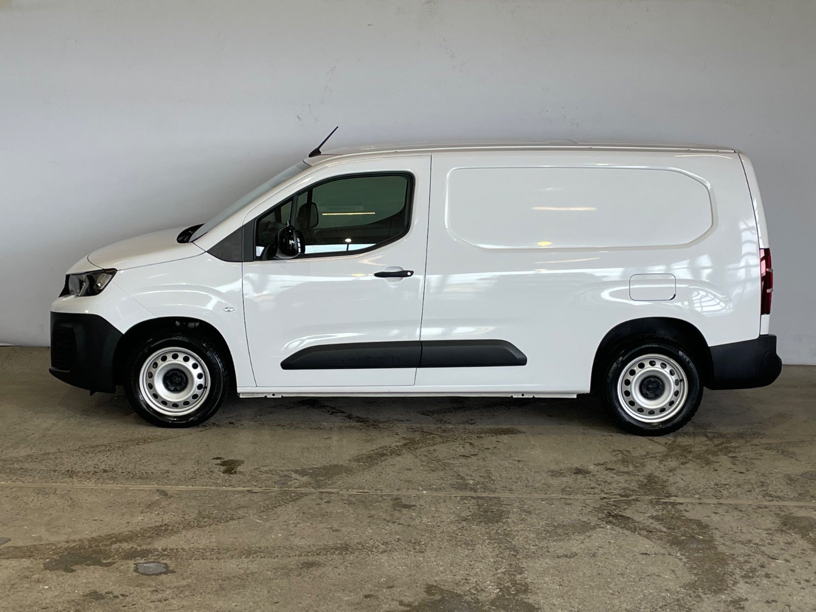 Peugeot Partner BlueHDi 100 L2V2 Plus Van