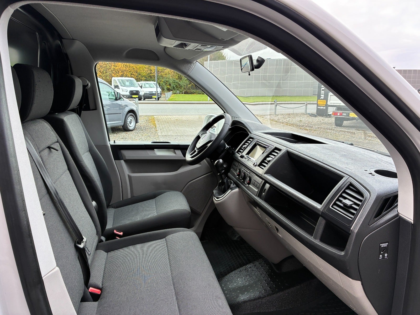 VW Transporter TDi 102 Kassevogn lang