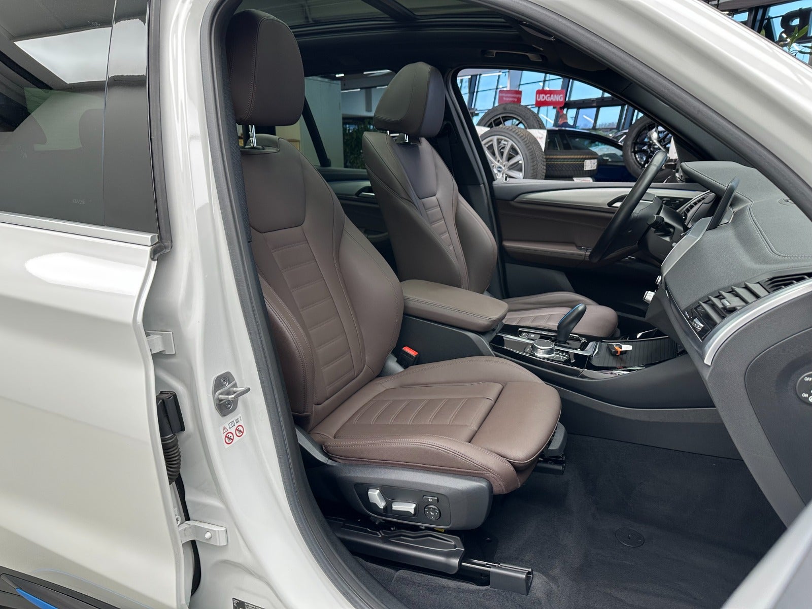 Billede af BMW iX3  Charged Impressive