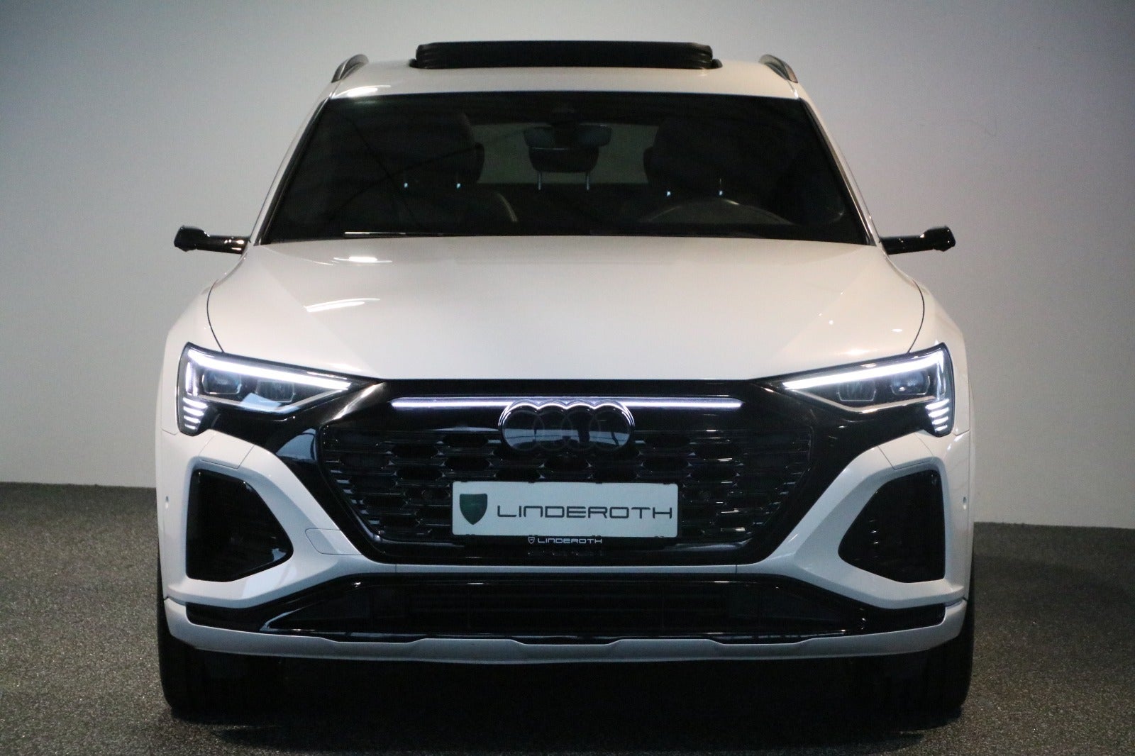 Audi Q8 e-tron 55 S-line Sportback quattro 5d - 3