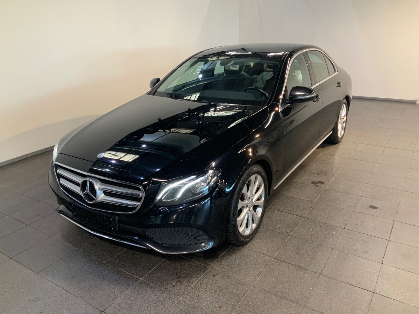 Mercedes-Benz E 220 d (1/8)