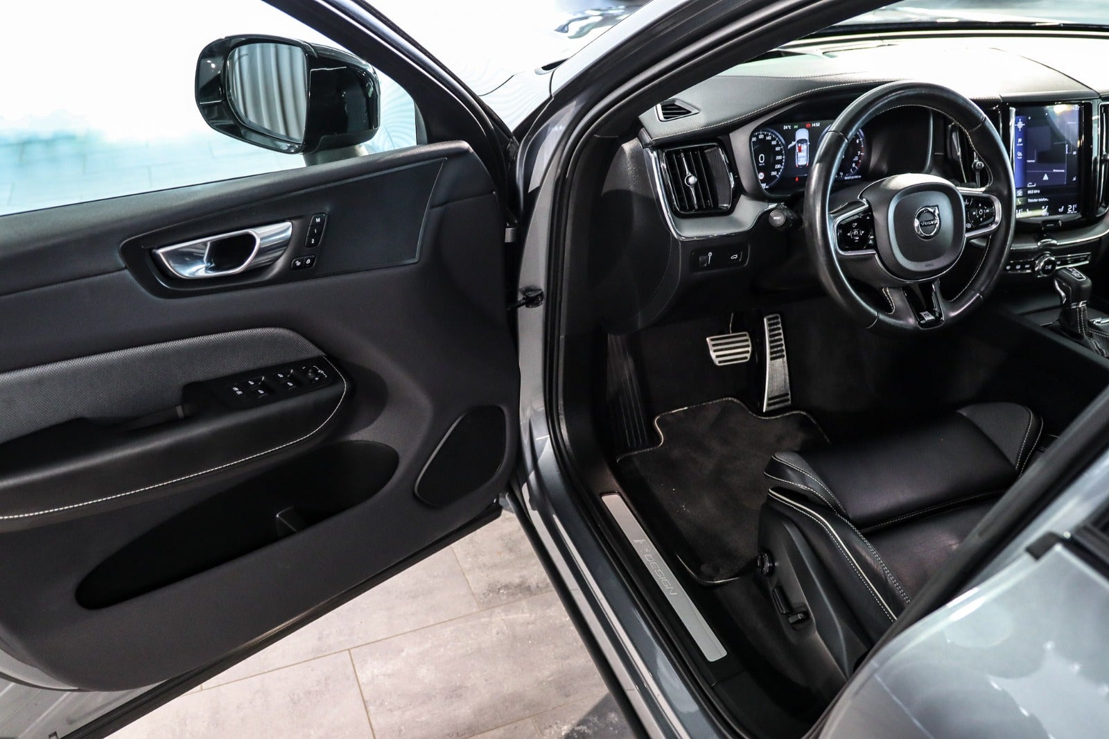 Billede af Volvo XC60 2,0 T4 190 R-Design aut.
