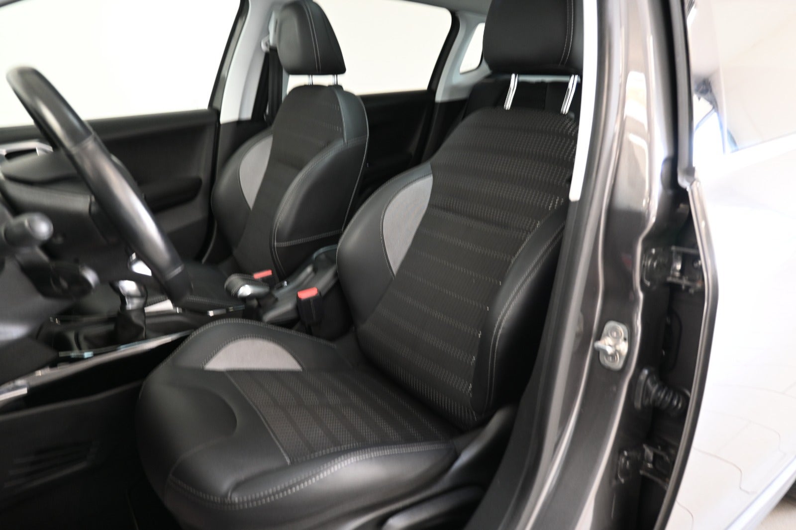 Peugeot 2008 PureTech 82 Selection Sky