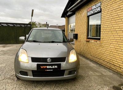 Suzuki Swift 1,3 GL-A aut. Benzin aut. Automatgear modelår 2005 km 157000 Grå ABS airbag, VELKØRENDE