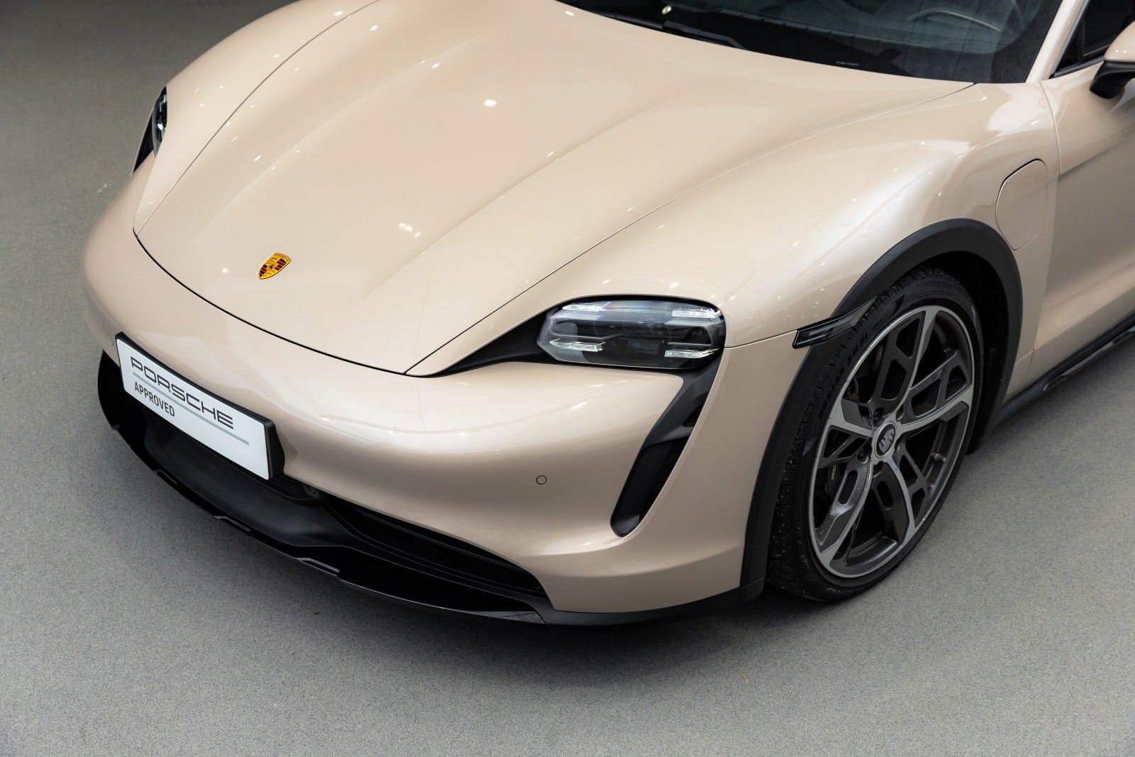 Gallery image 3 of 19