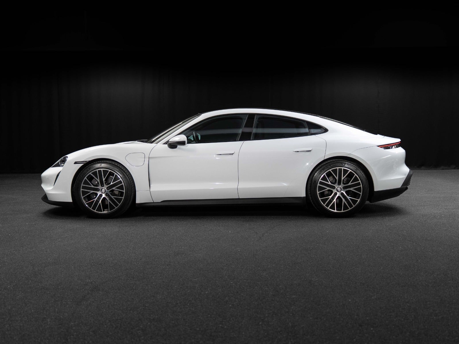 Gallery image 3 of 18