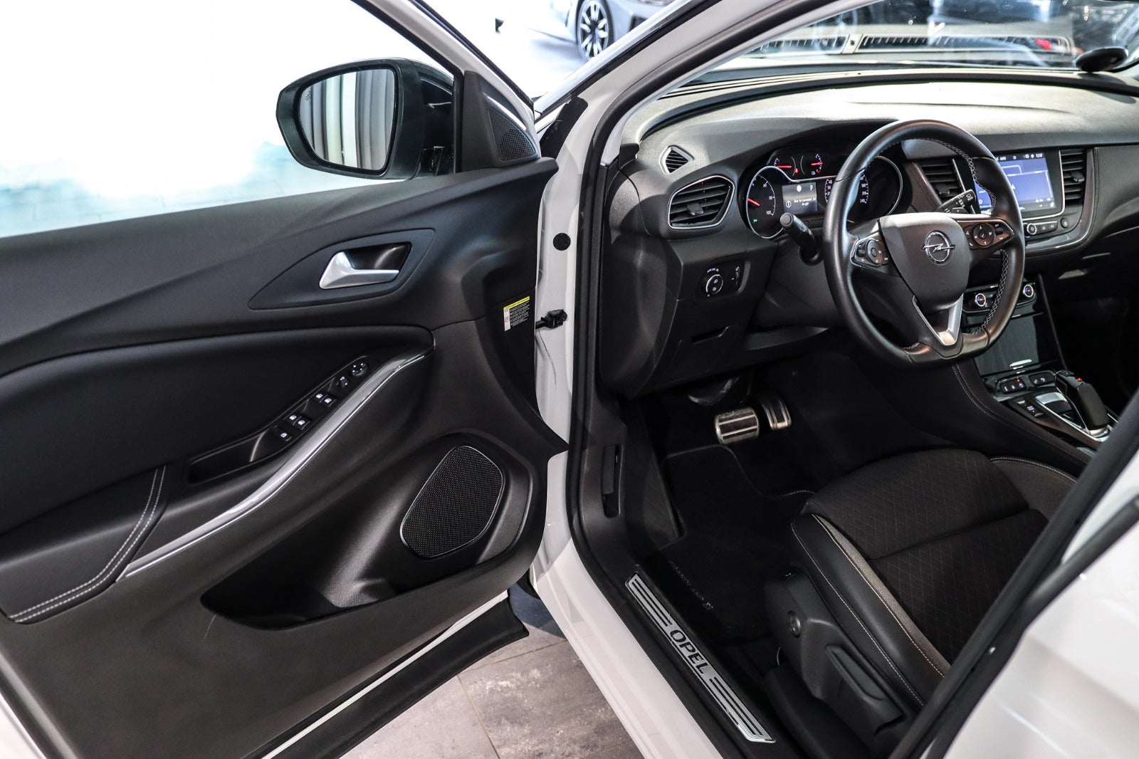 Billede af Opel Grandland X 1,6 Hybrid4 Impress aut.