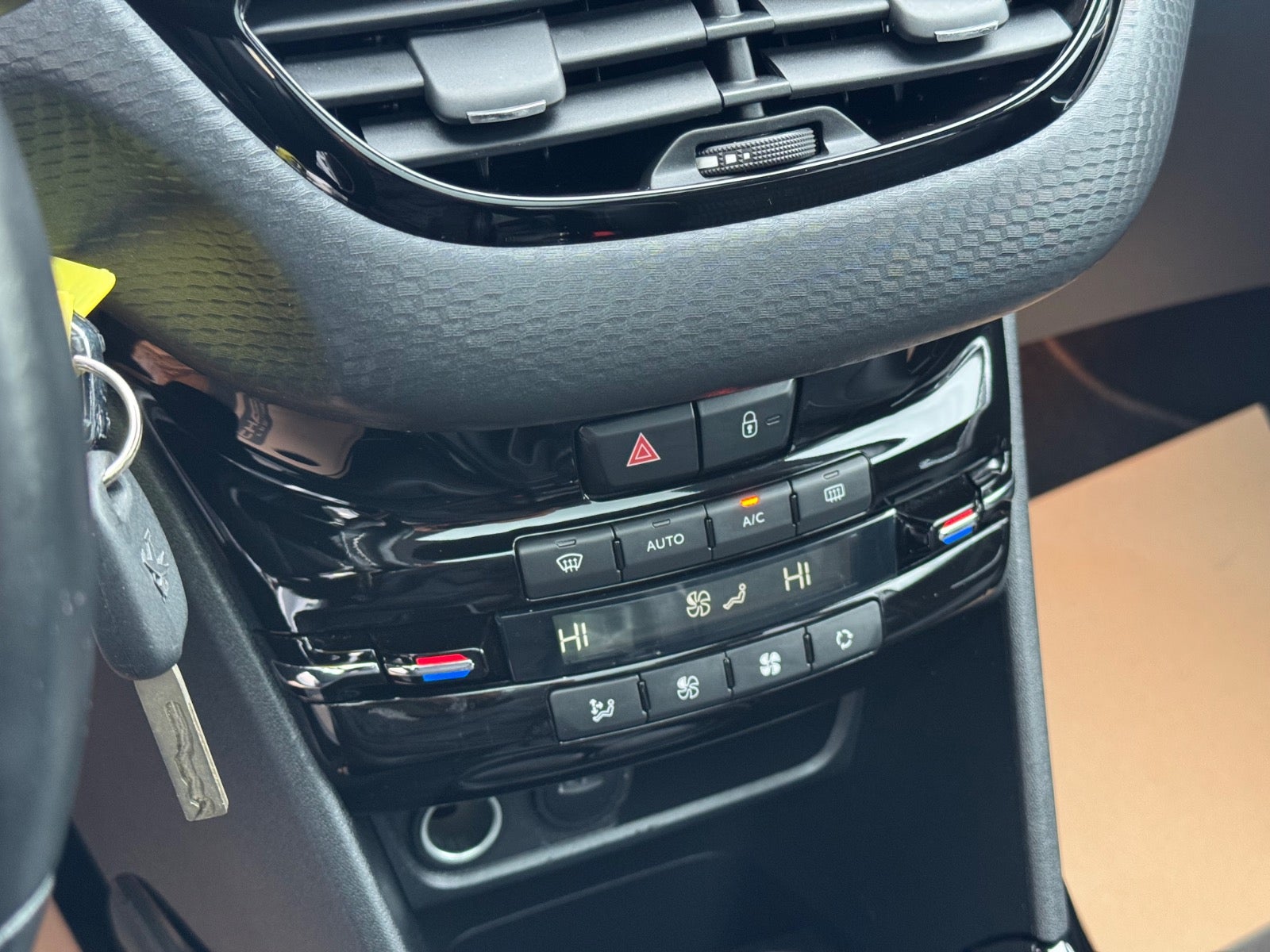 Billede af Peugeot 2008 1,5 BlueHDi 100 Allure Sky