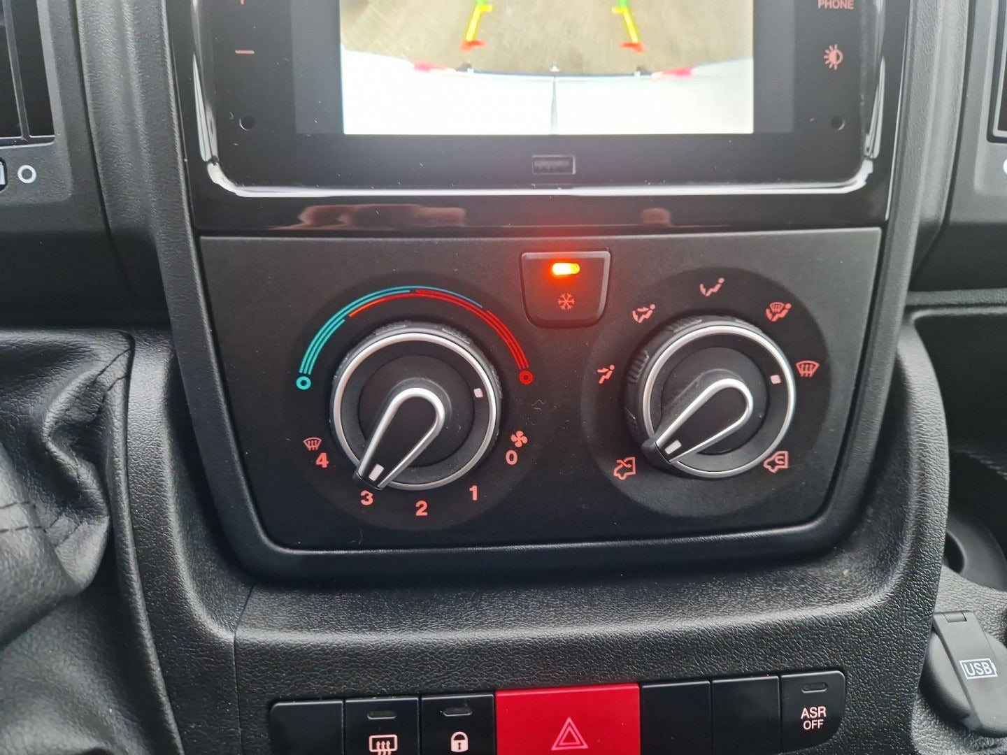 Billede af Citroën Jumper 33 2,2 BlueHDi 140 L3H2 MasterLine