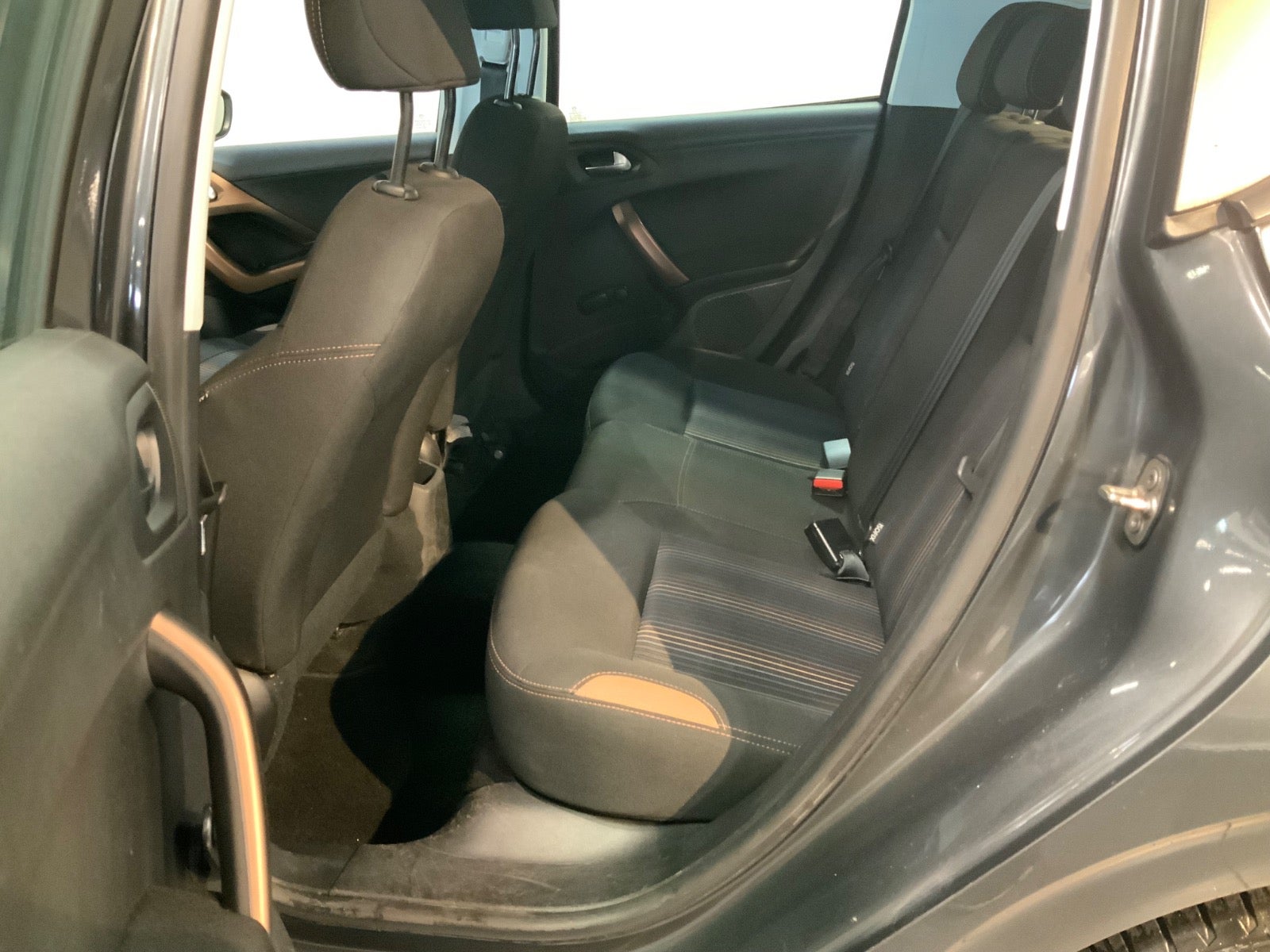 Peugeot 208 (6/8)