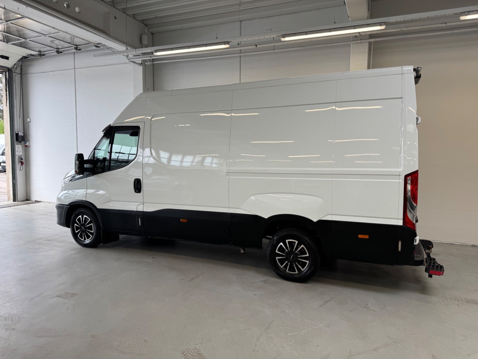 Billede af Iveco Daily 2,3 35S16 12m³ Van AG8