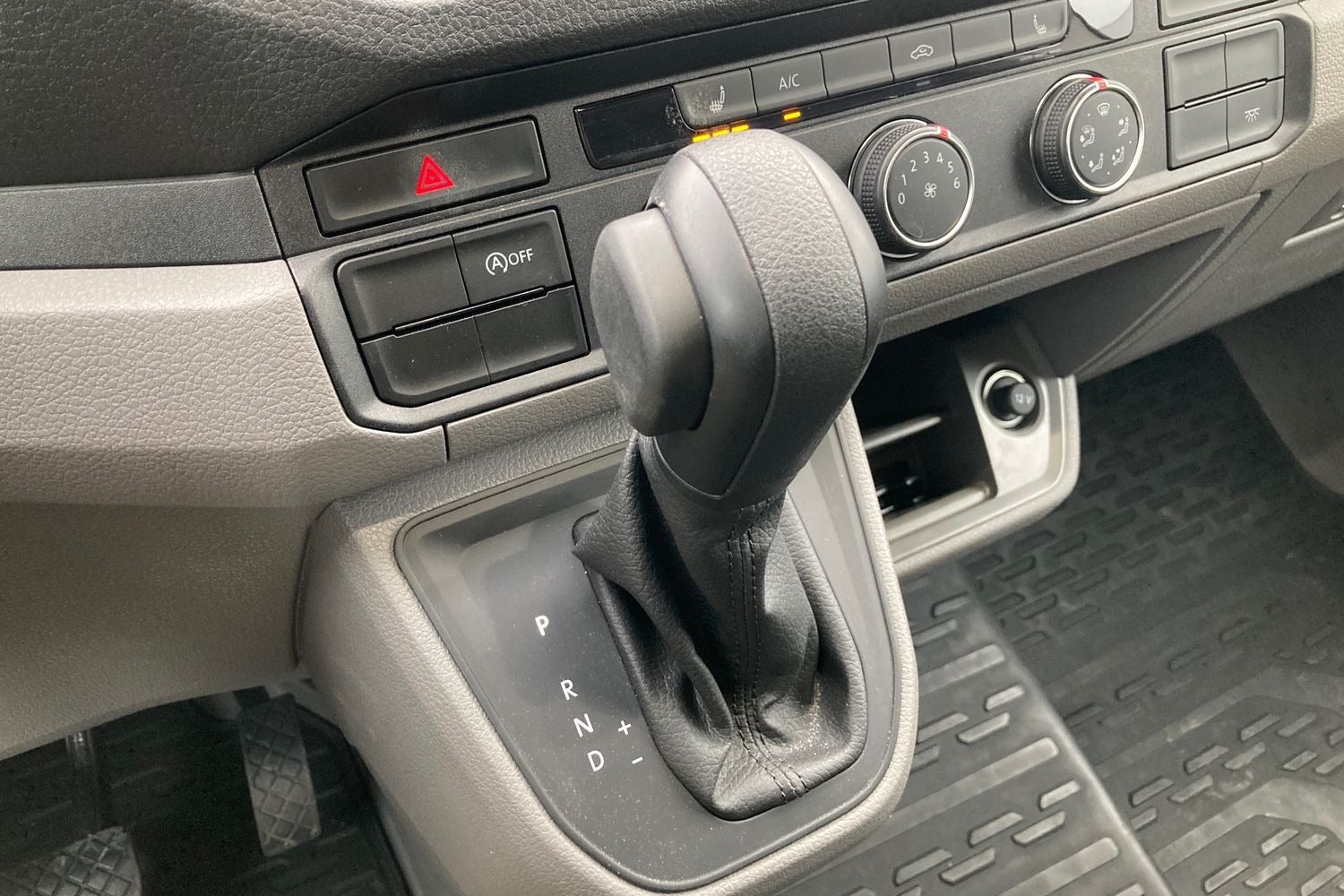 Billede af VW Crafter 35 2,0 TDi 140 Alukasse m/lift aut.