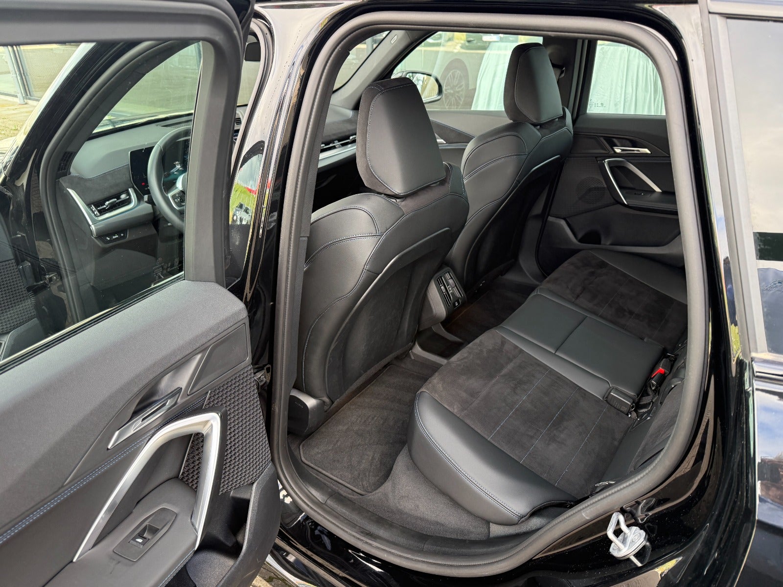 BMW iX1 eDrive20 M-Sport Premium 5d - 16