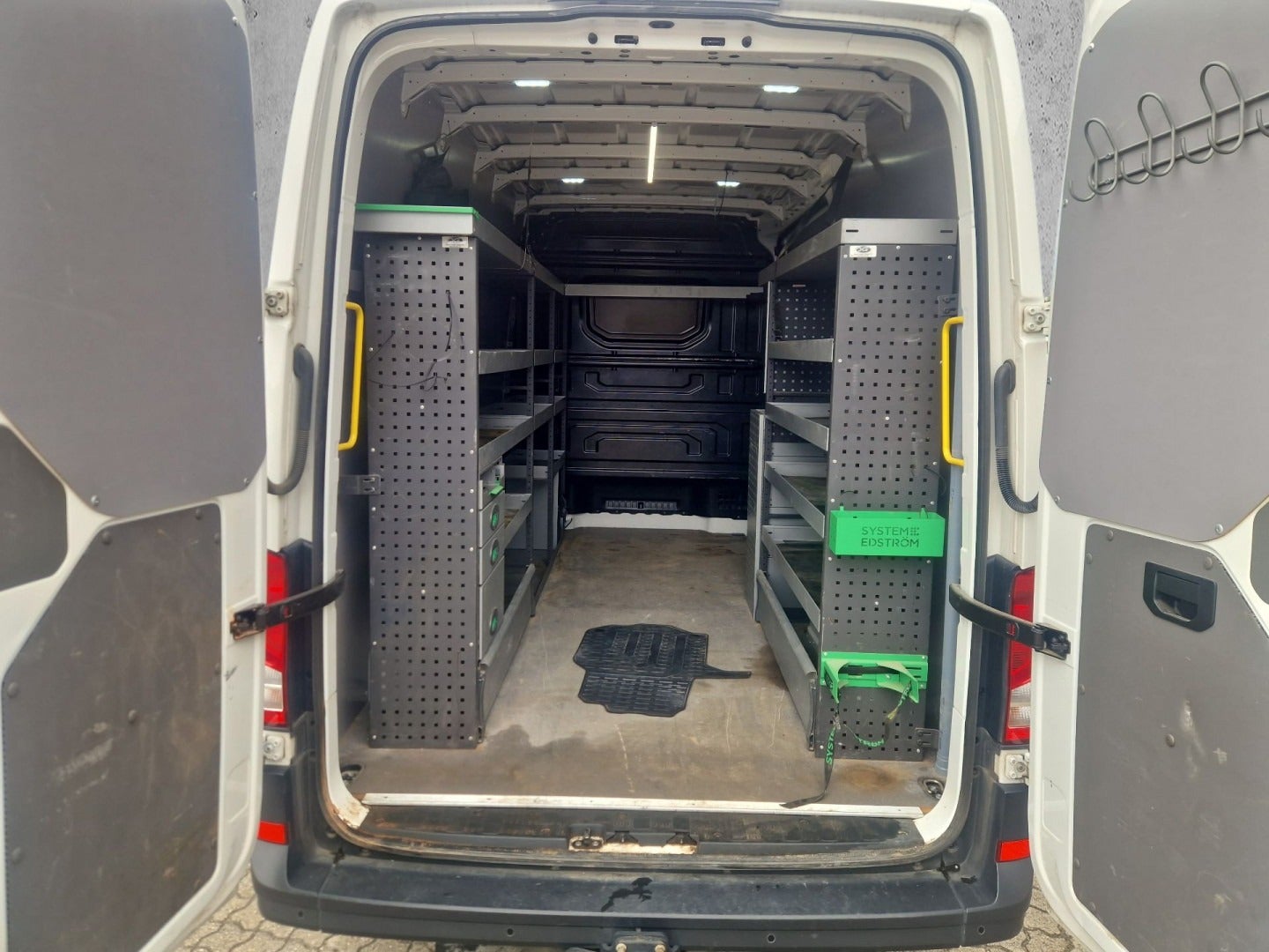 Billede af VW Crafter 35 2,0 TDi 177 Kassevogn L3H2 aut.