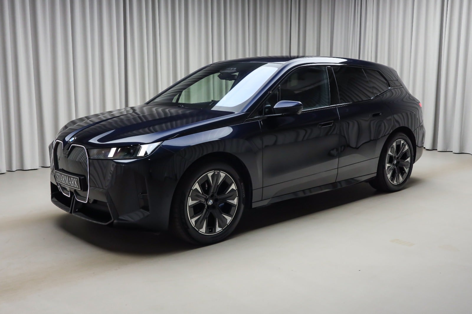 BMW iX (1/8)