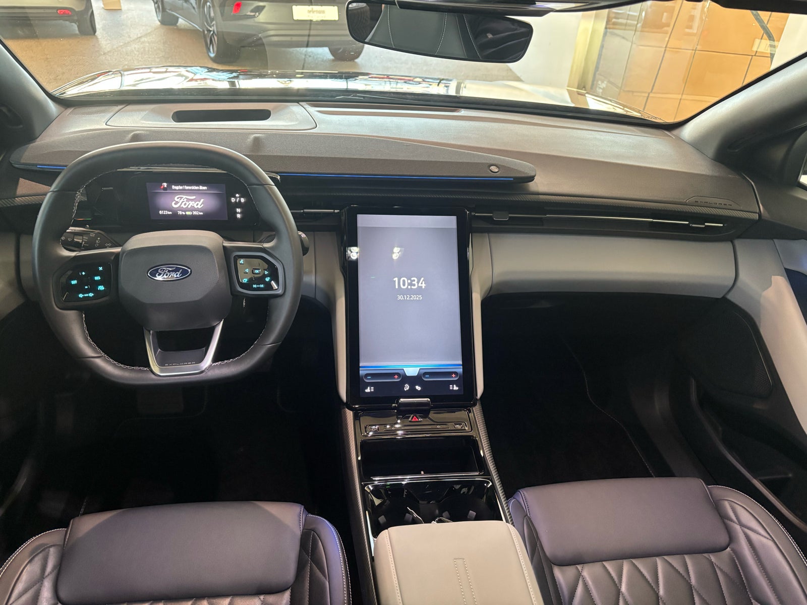 Ford Explorer Premium Extended Range