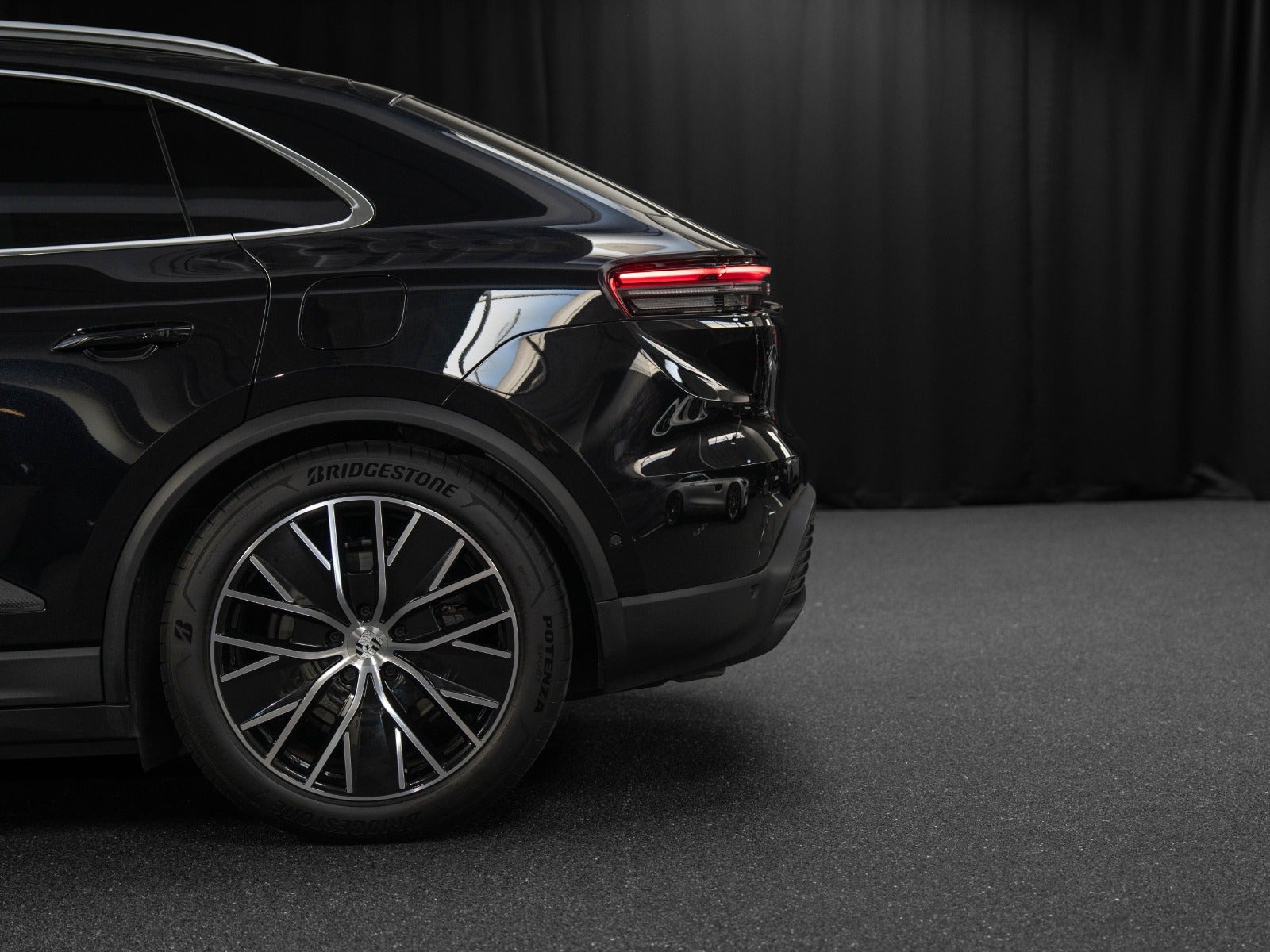 Gallery image 3 of 18