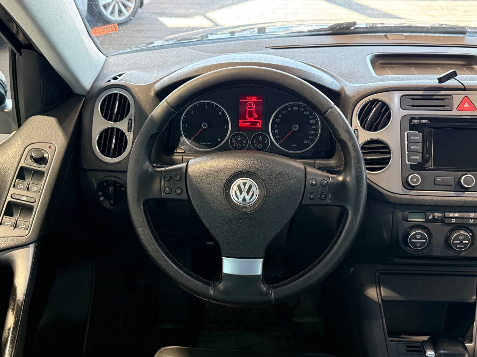 Billede af VW Tiguan 2,0 TDi 140 Sport & Style Tiptr. 4Motion Van