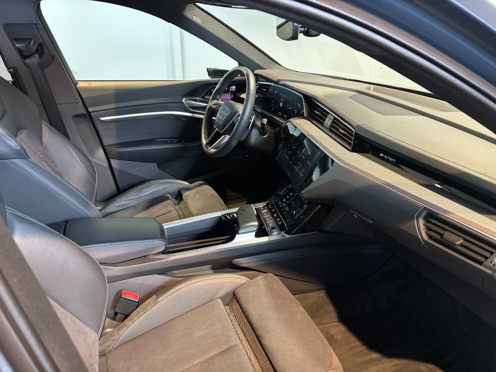 Audi Q8 e-tron 55 S-line quattro 5d - 6