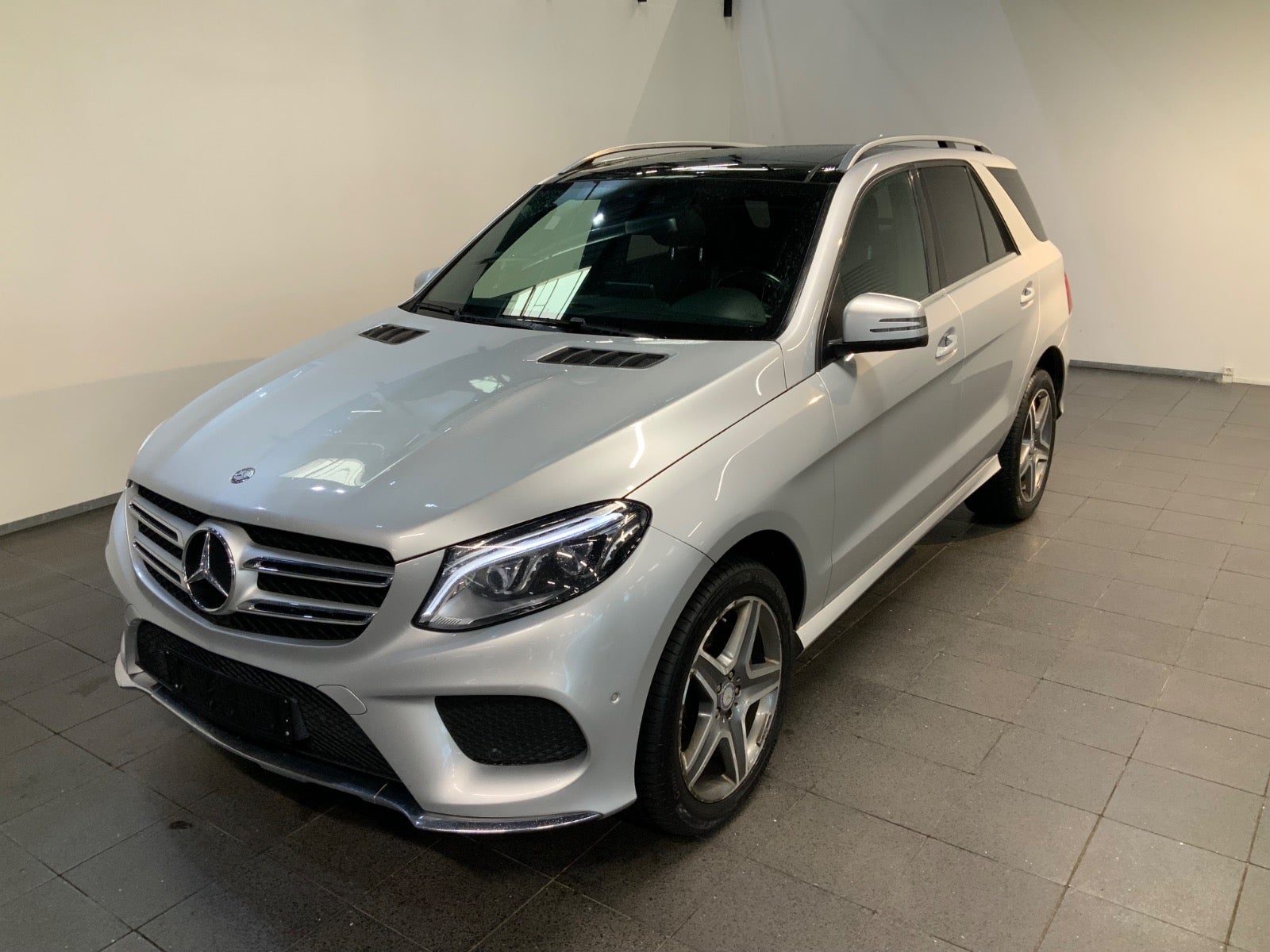 Mercedes-Benz GLE 350 d (1/8)