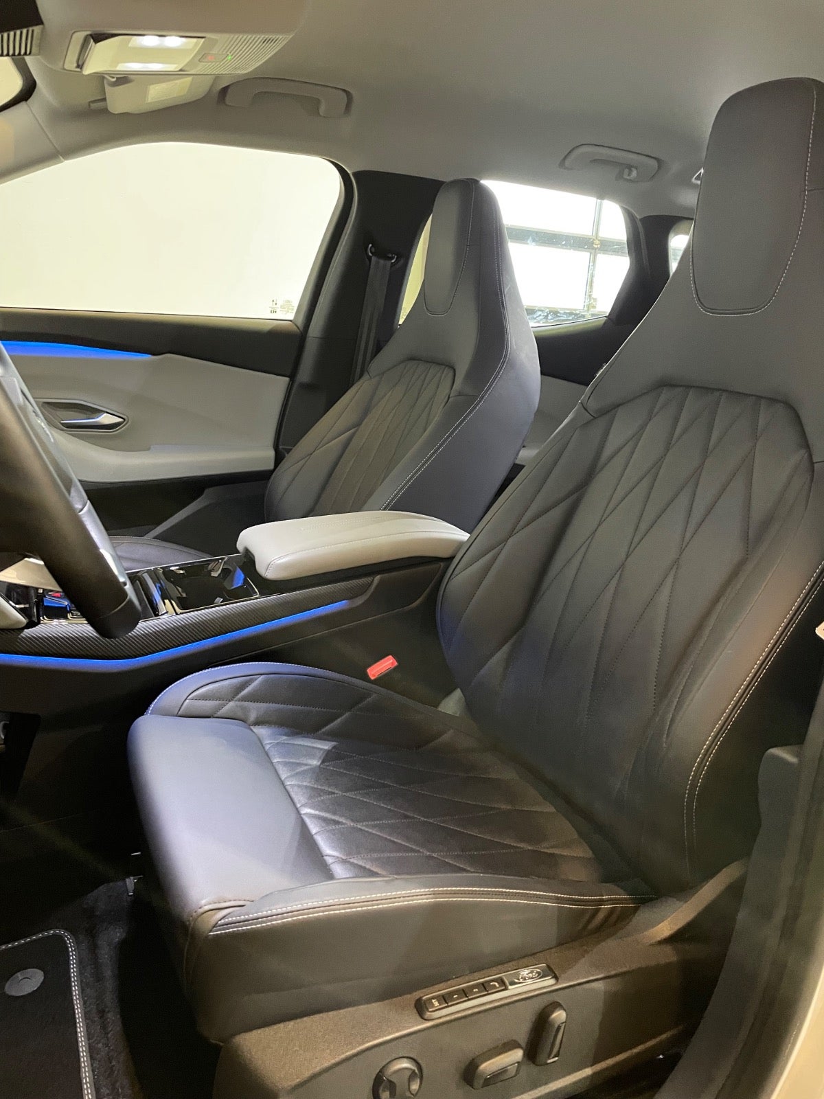 Ford Explorer Premium Extended Range