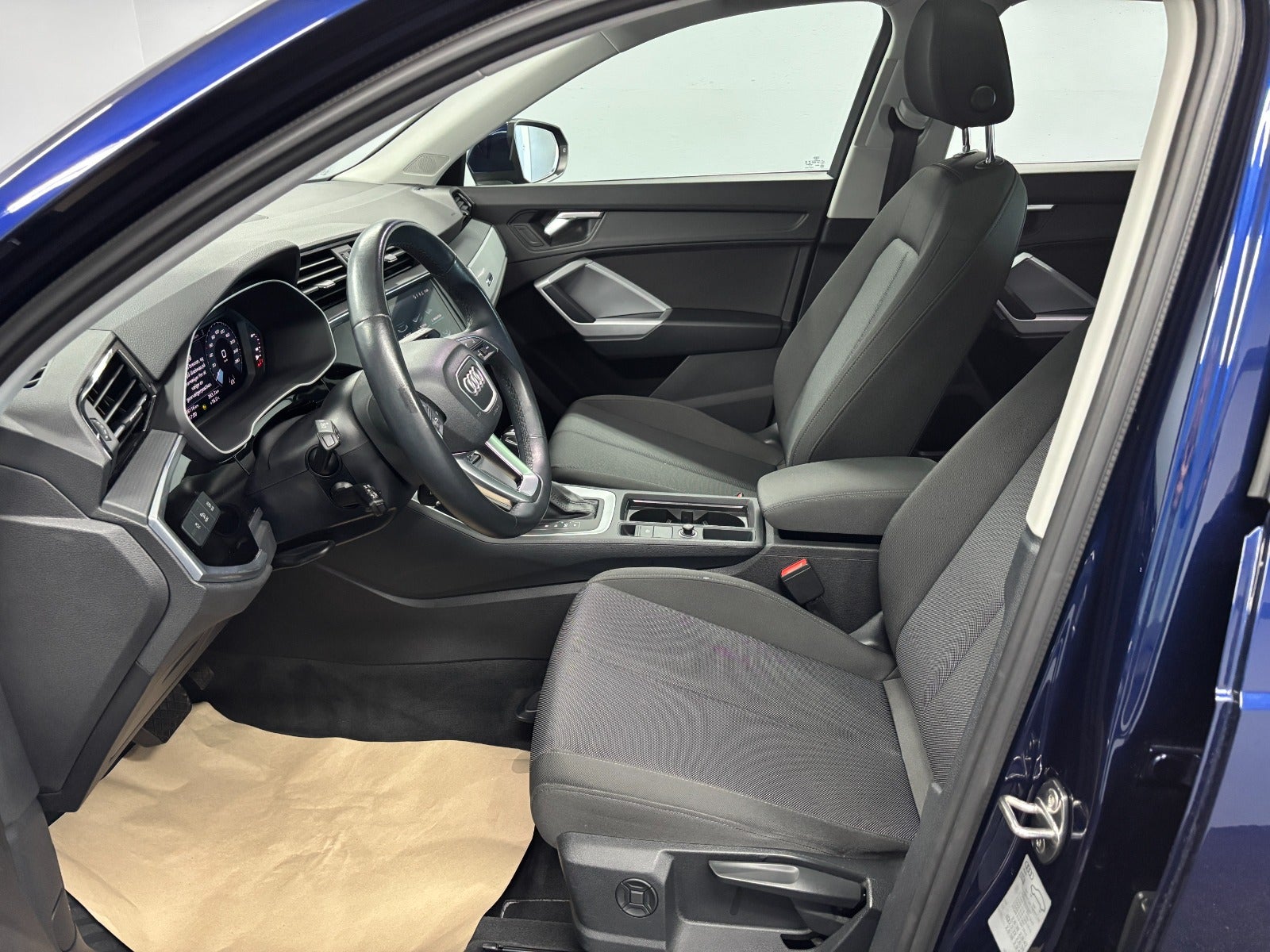 Billede af Audi Q3 45 TFSi e Attitude plus S-tr.