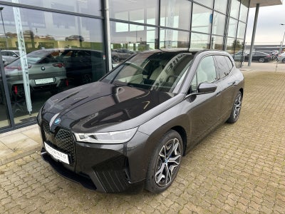 BMW iX  xDrive40 Super Charged El 4x4 4x4 aut. Automatgear modelår 2024 km 14000 Gråmetal klimaanlæg