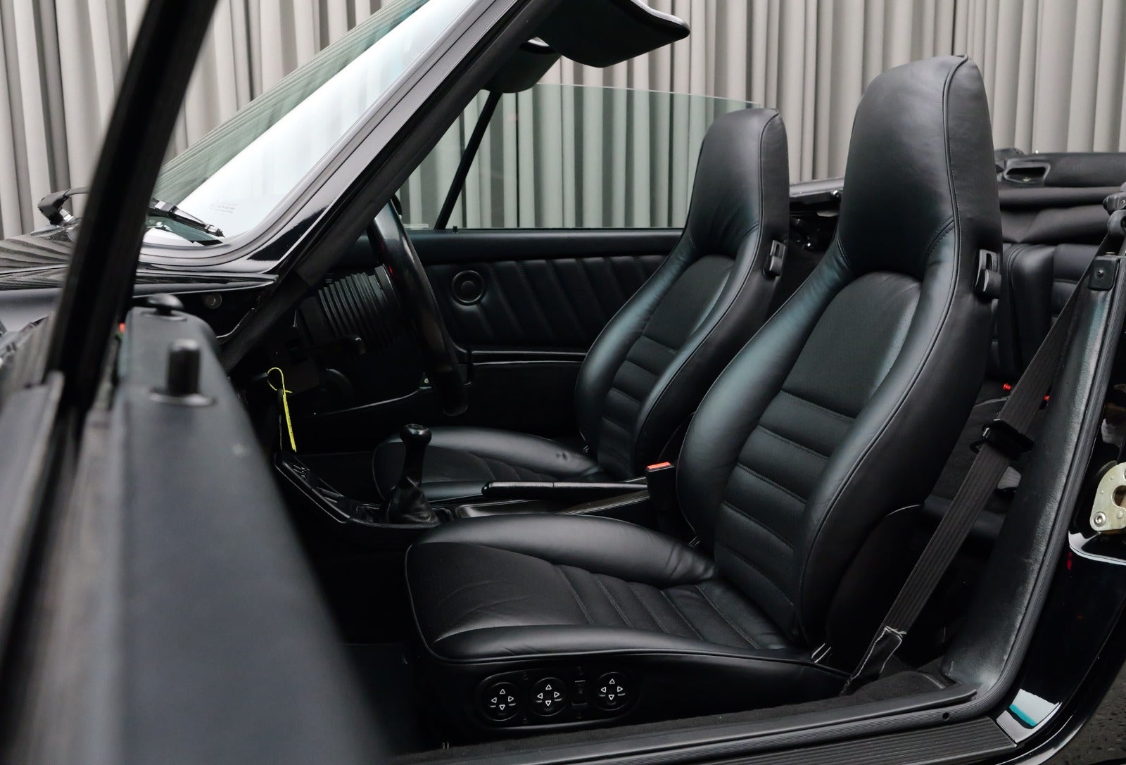 Porsche 911 Carrera 2 Cabriolet
