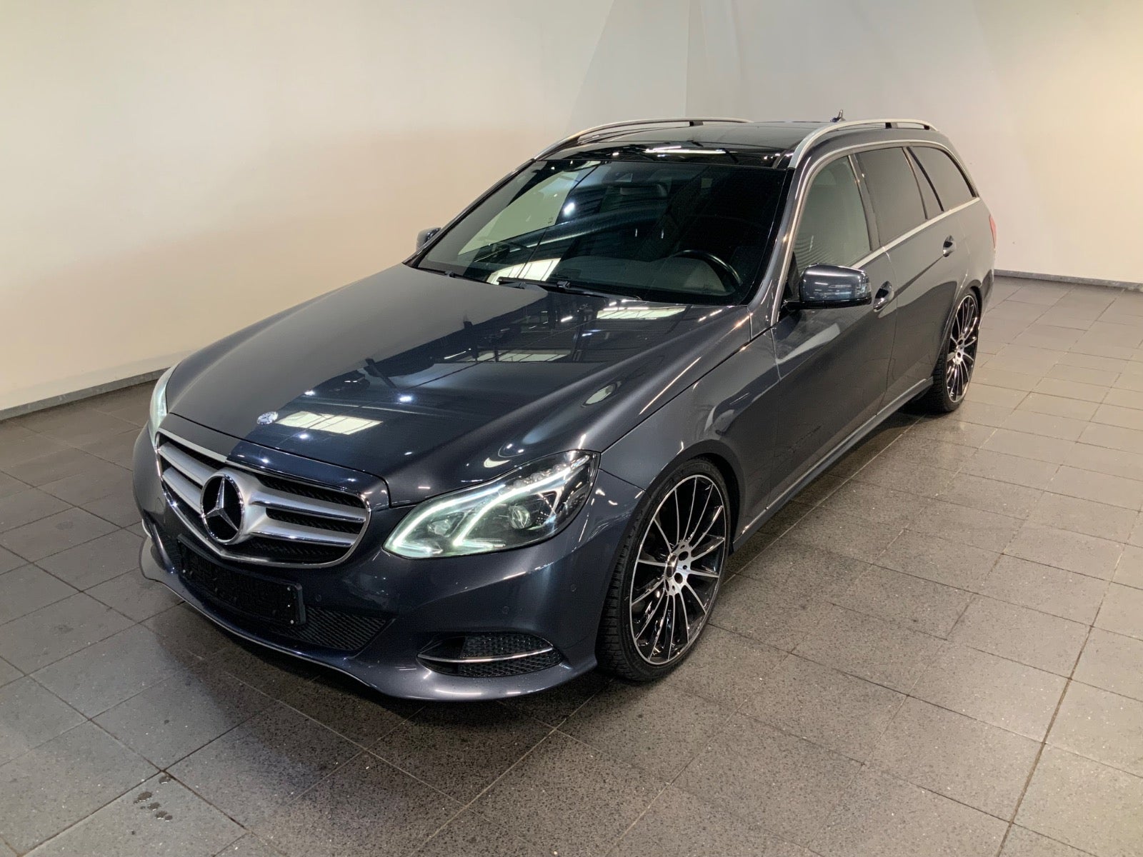 Mercedes-Benz E 350 (1/8)