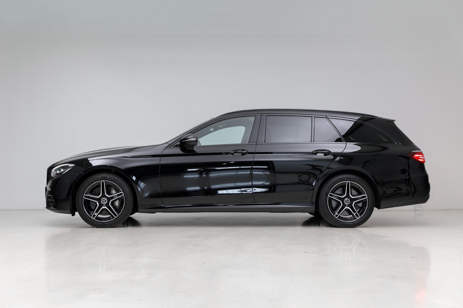 Mercedes-Benz E300 de 2,0 AMG Line stc. aut.