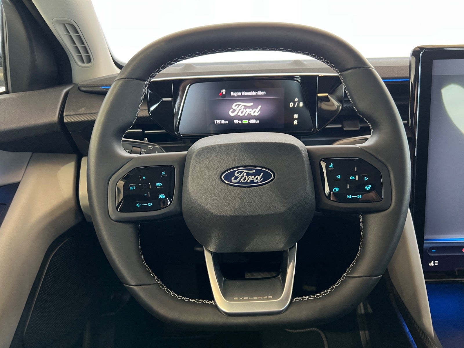 Ford Explorer Premium Extended Range