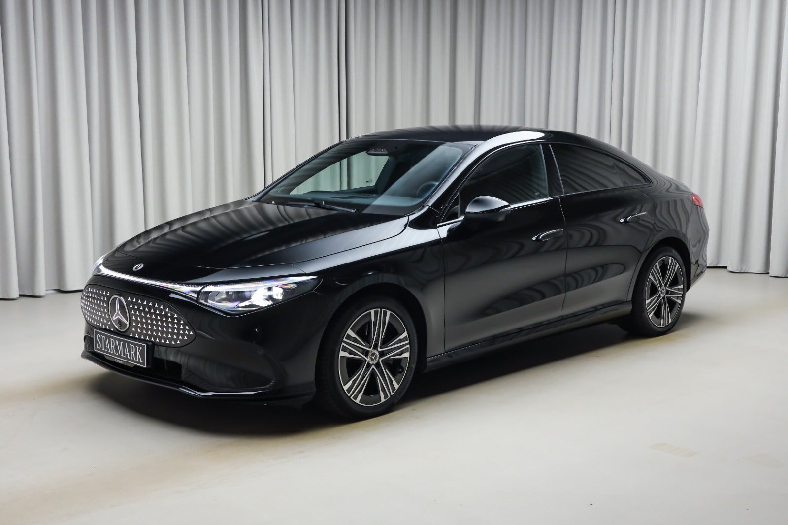 Mercedes-Benz CLA 200 (1/8)