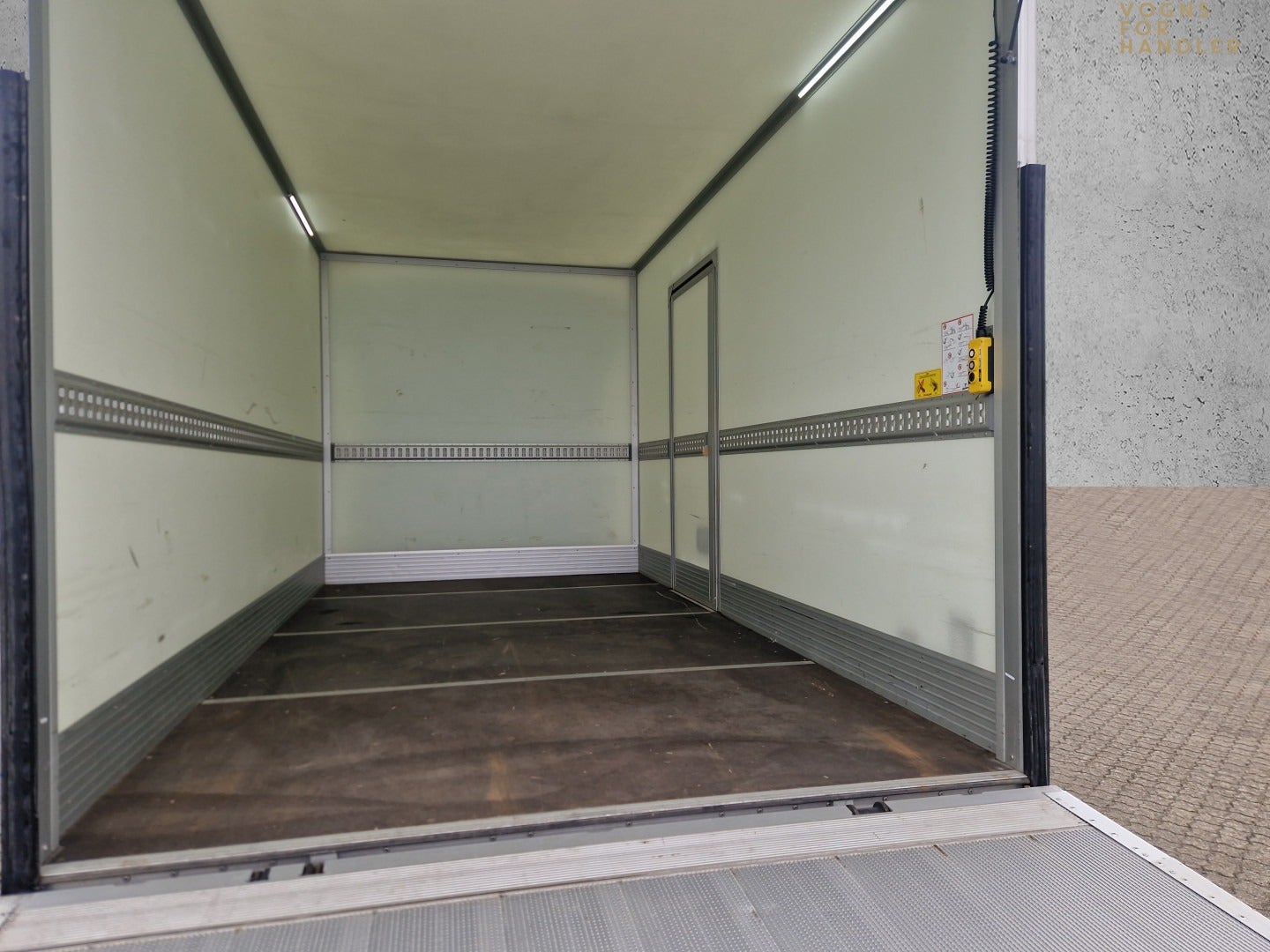 Billede af Renault Master IV T35 2,3 dCi 165 Alukasse m/lift Tekno