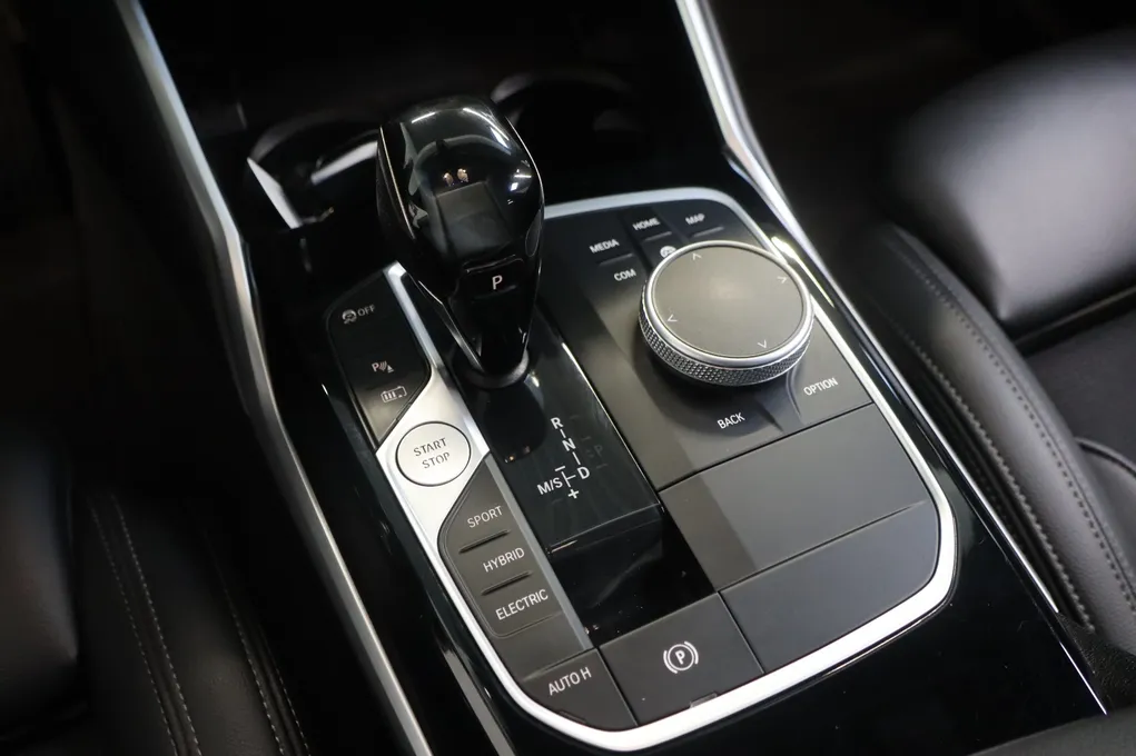 BMW 330e Touring Sport Line aut.