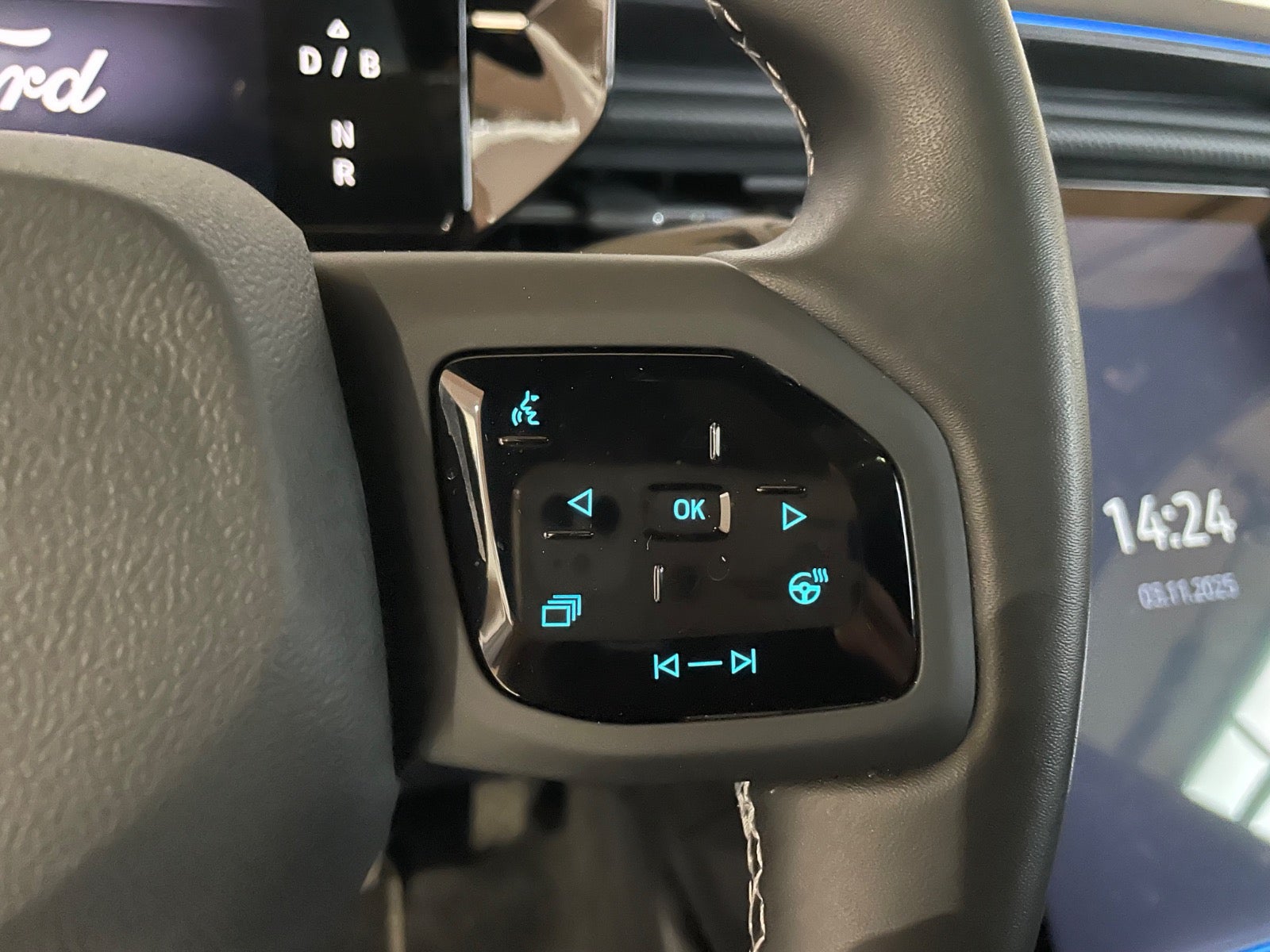 Ford Explorer Premium Extended Range