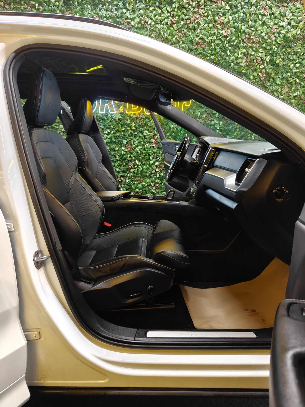 Billede af Volvo XC60 2,0 T8 ReCharge R-Design aut. AWD