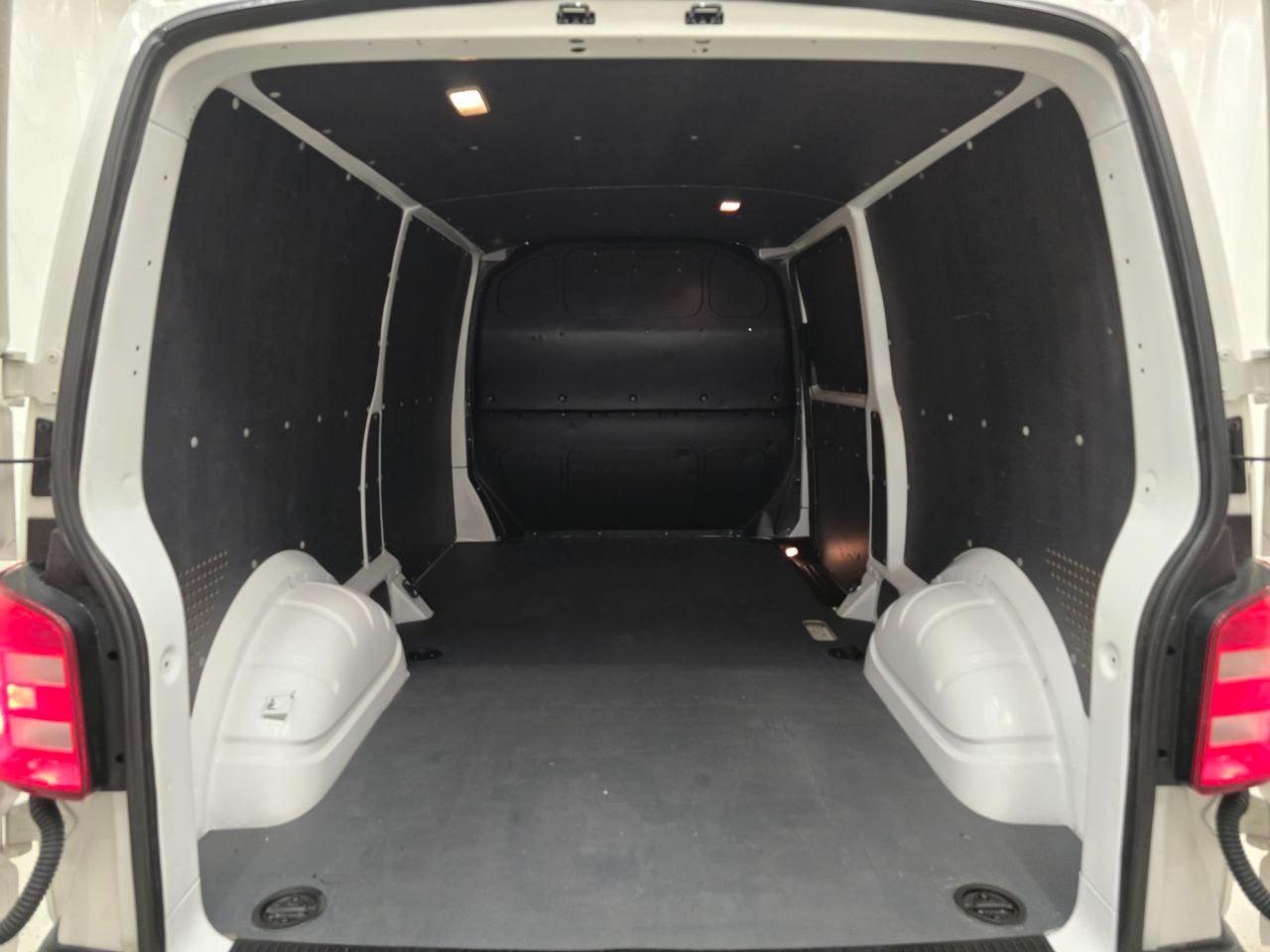 VW Transporter TDi 102 Kassevogn lang