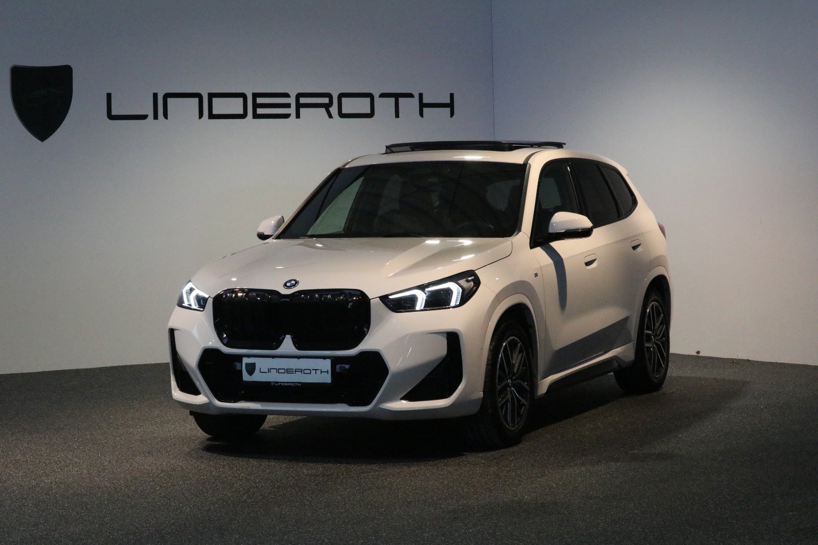 BMW iX1 xDrive30 M-Sport 5d - 1