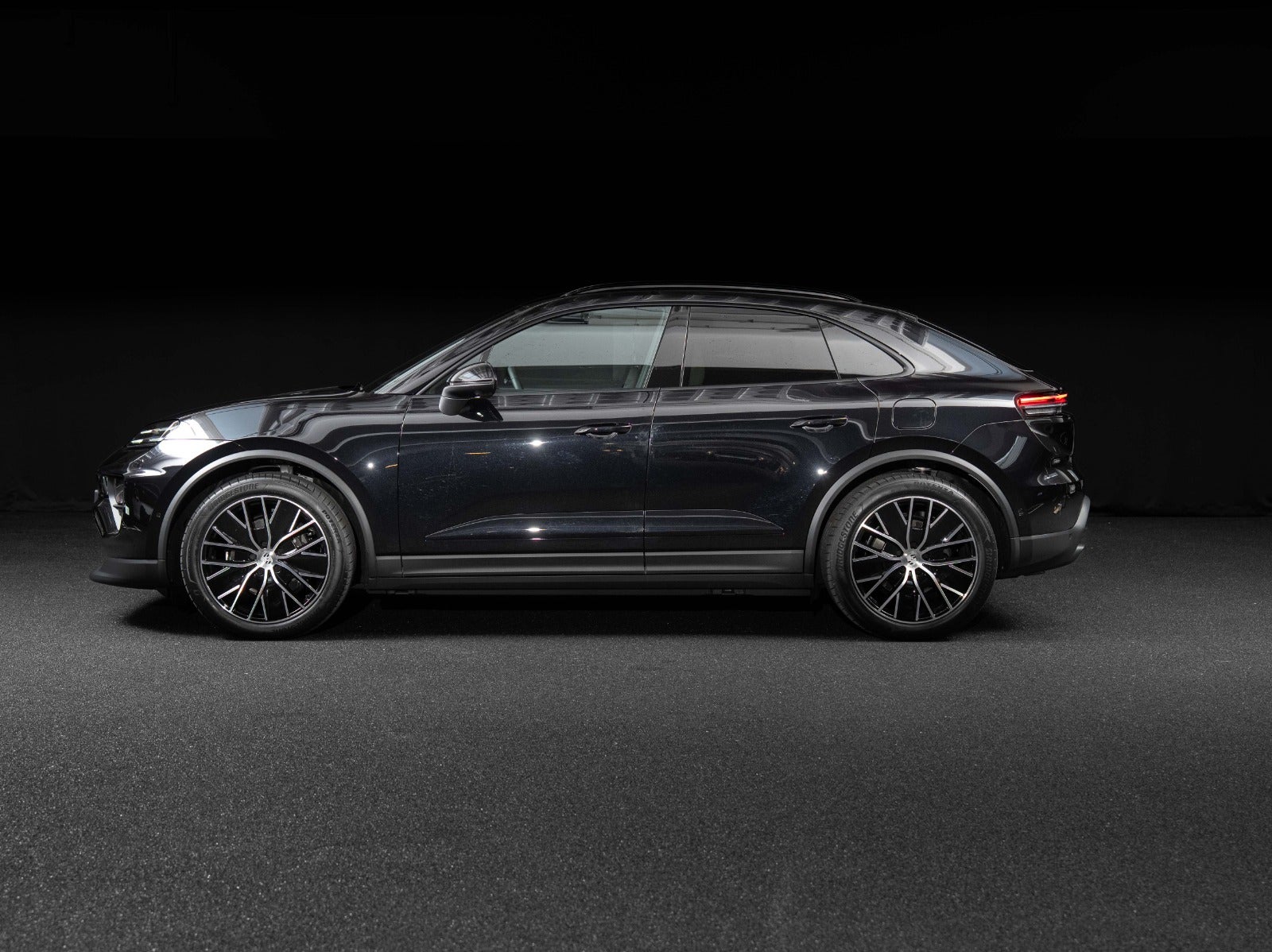 Gallery image 3 of 18