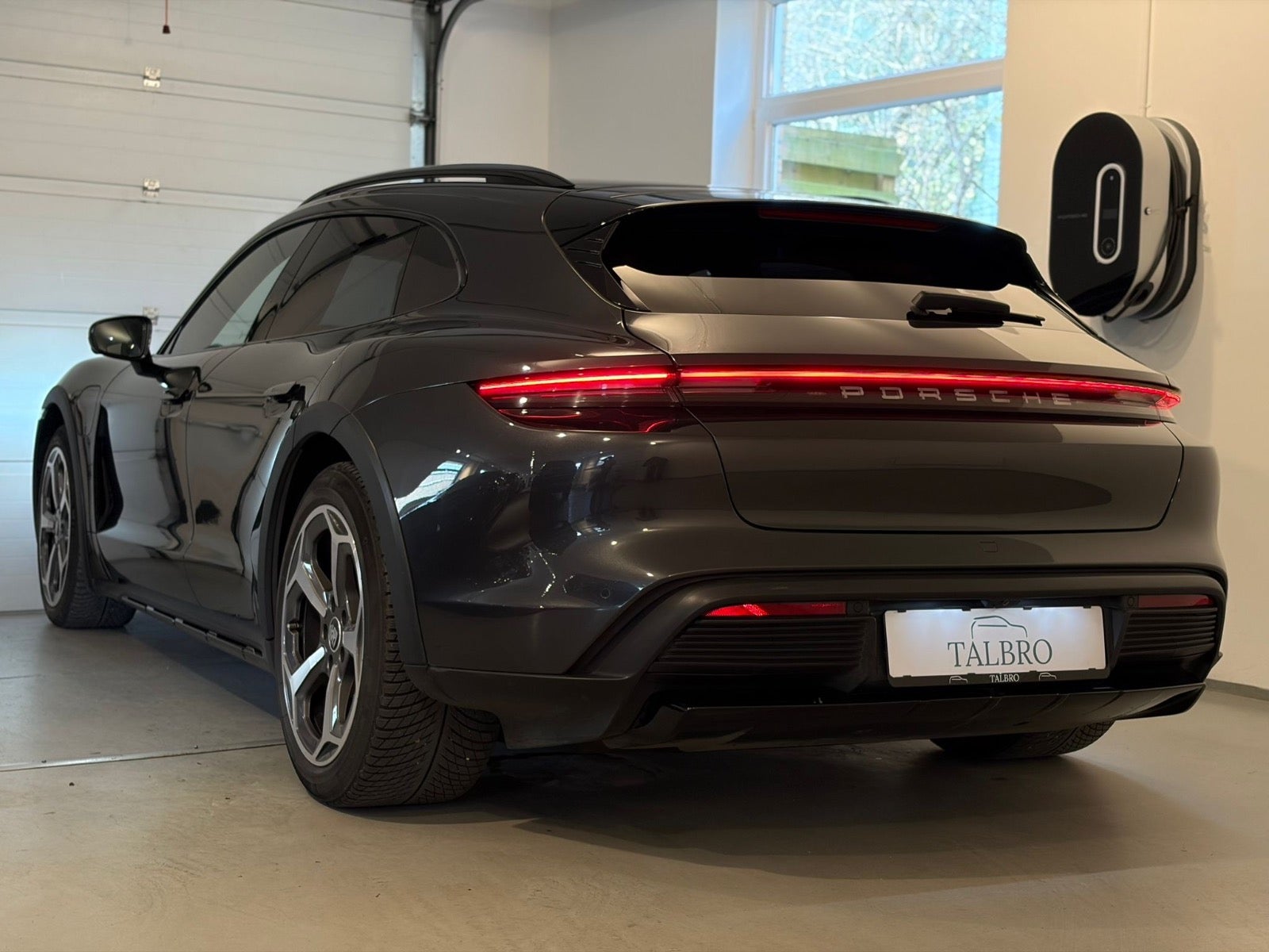 Porsche – Taycan 4