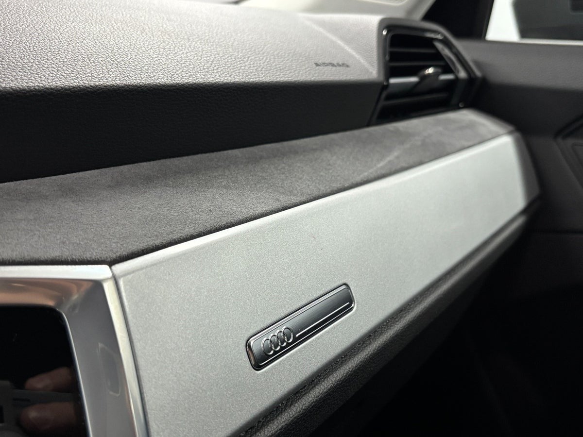 Billede af Audi Q3 45 TFSi e Attitude plus S-tr.