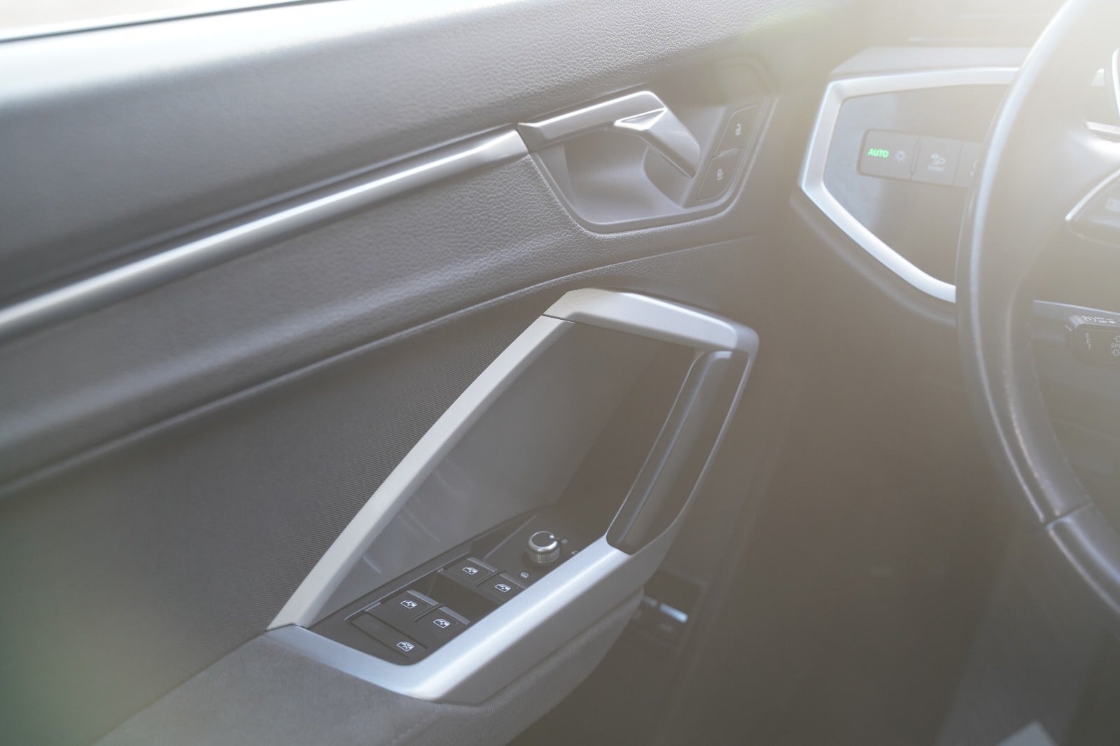 Billede af Audi Q3 45 TFSi e Attitude plus S-tr.