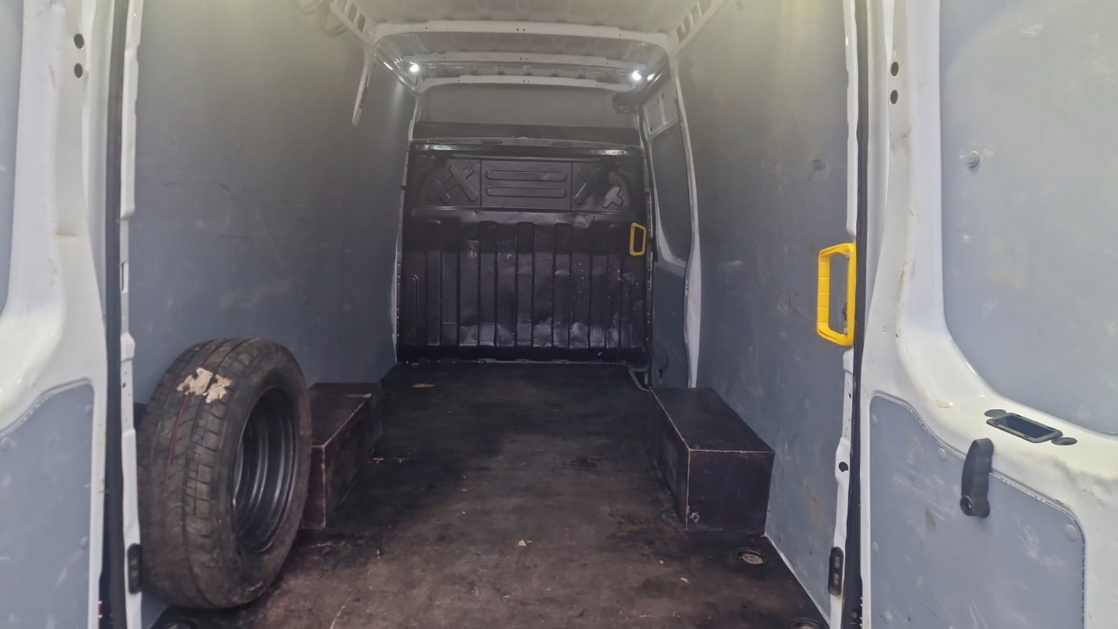 Billede af Iveco Daily 3,0 35S18 12m³ Van AG8